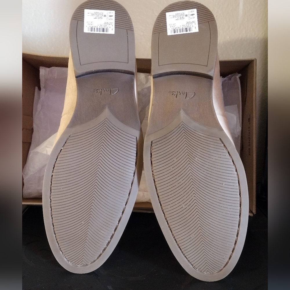 NIB MEN'S CLARKS TAUPE LOAFERS - Picture 12 of 12